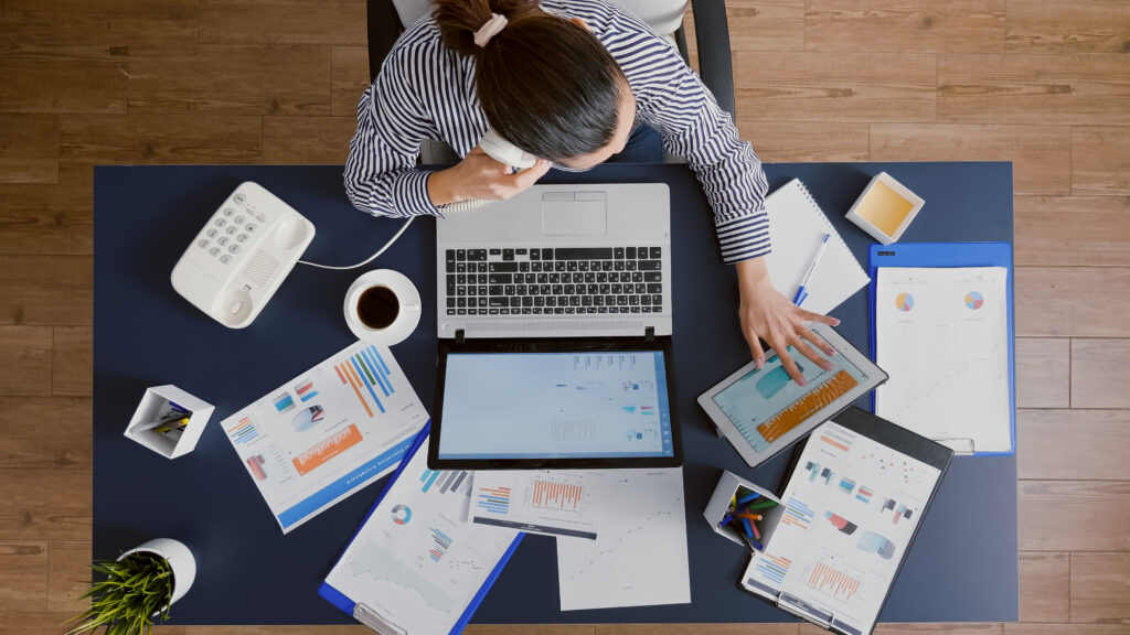 Widok z góry na bizneswoman analizującą wyniki firmy.