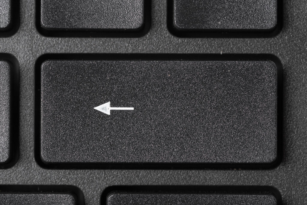 Przycisk “wstecz” na klawiaturze laptopa.